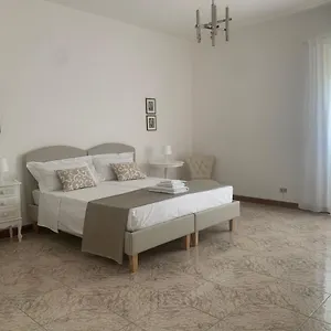 https://porta-napoli-rooms.lecce-hotels.com